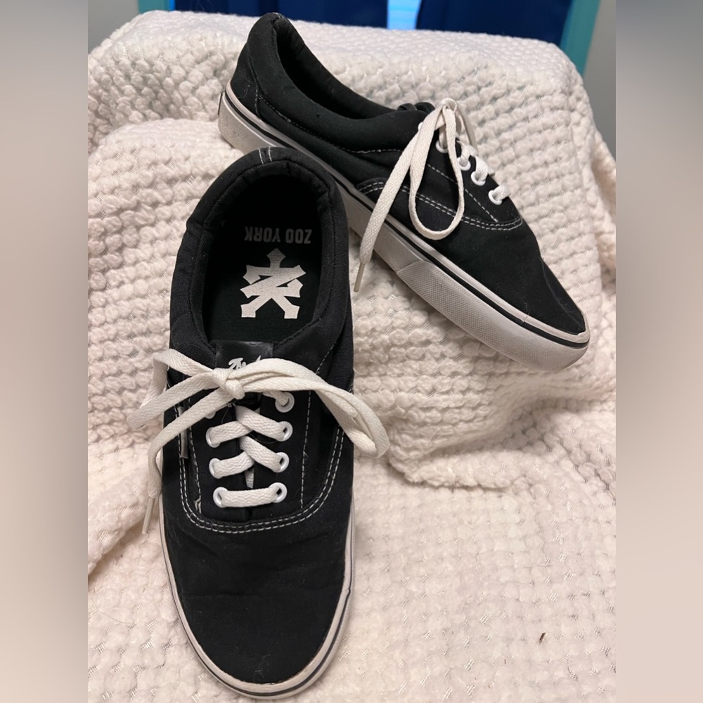 Men’s Zoo York Skateboarding Black White Trim Size 8 Canvas